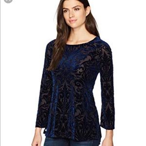 Beautiful Karen Kane Top